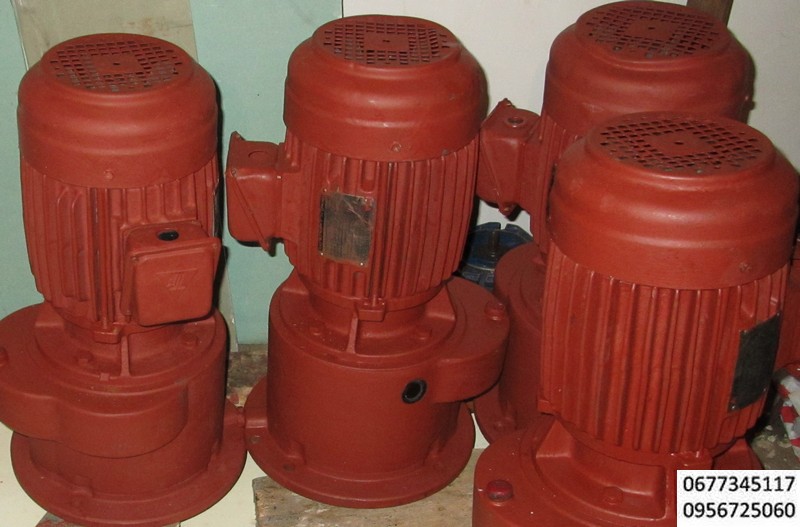 Мотор редуктор планетарный  ,фланцевый , редукция 1 к 30, электродвигатель 1,5 квт 1410 об\мин , 220\380 вольт , класс защиты IP-45 , на выходном валу 45 об\мин, оптимальное применение бетоносмесители, растворосмесители , маслопресс , гранулятор кормов, вальцы.
Компрессор поршневой ГП-0,15/10 модели 1136-В2 производства Бежецкого завода – позволяет создавать максимальное давление воздуха 10 кгс/см2, производительность 150 л/мин, мощность электродвигателя 1,5 кВт. 3000 об\мин.
